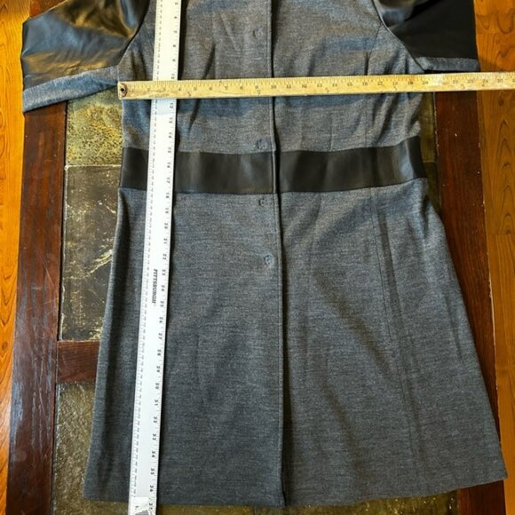 St John Collection Gray Textured Rayon Wool Leather Trim Coat Topper. Size 14 - Picture 4 of 12